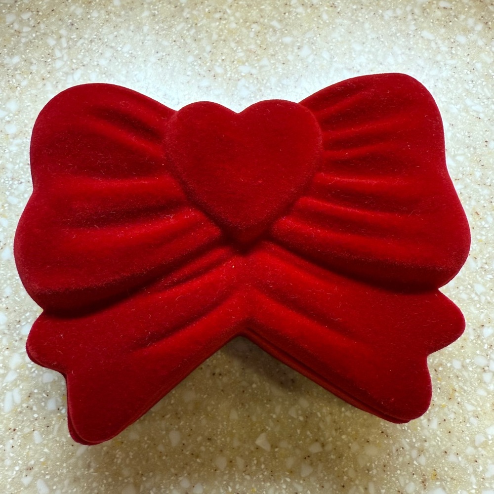 Elegant Red Velvet Bow-Shaped Hinged Small Jewelry Box with Heart NEW - Picture 11 of 11